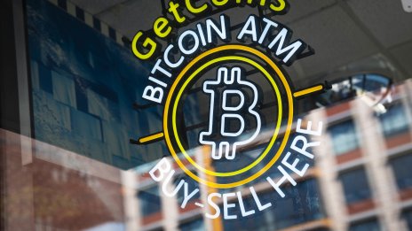 Цената на биткойна удари едномесечно дъно