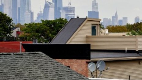 Наемателите в Ню Йорк чакат на опашка за жилища преди ожесточено наддаване