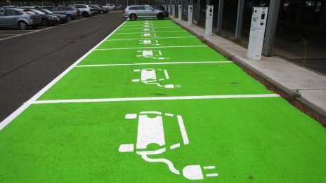 Шефът на VW подкрепи амбицията на Бил Гейтс за по-зелен транспорт