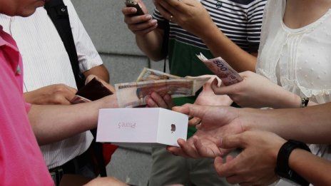 Клиентите са големият печеливш от старта на продажбите на iPhone в Китай