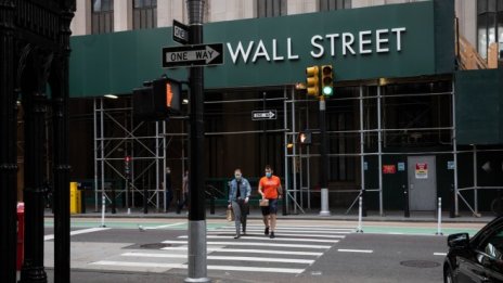 Dow започва сесията с понижение от 700 пункта*