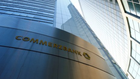 Печалбата на Commerzbank се срина почти наполовина