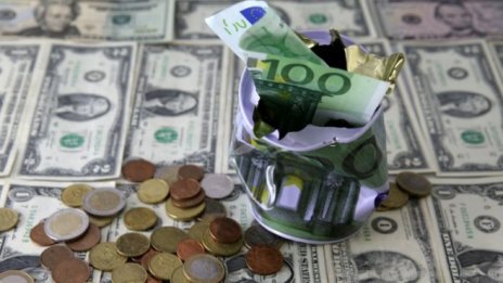 Доларът се насочва към най-лошия си месец от началото на 2018 г. насам