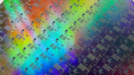 Поръчките на ASM надминават очакванията заради силното търсене на чипове с ИИ