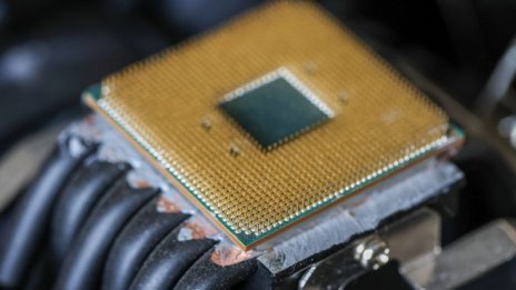 Как фокусът на Илон Мъск върху софтуера помага на Tesla да не остава без чипове?