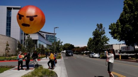 Зукърбърг в хватката на собствената си власт