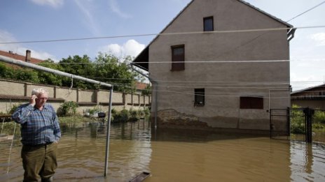 Чехия освобождава предприемачи и компании от данъци след наводненията