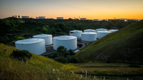 Спад в американските суровинни запаси оскъпи леко петрола*