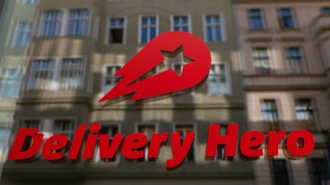 Delivery Hero се разделя с дела си в Deliveroo