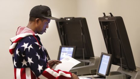 Производителят на изборните машини в САЩ съди близки до Тръмп медии