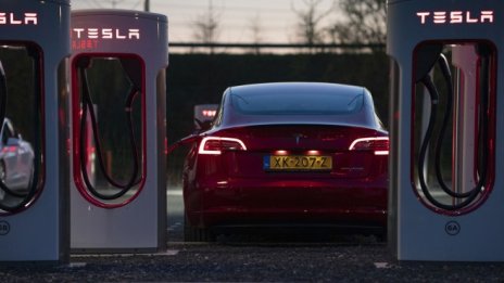 Забавянията при новите електрически модели на Tesla отблъскват инвеститорите