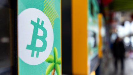 Биткойнът потъна за кратко под 60 хил. долара преди разполовяването