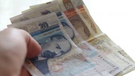 НАП връща до 900 лева на родители с две деца