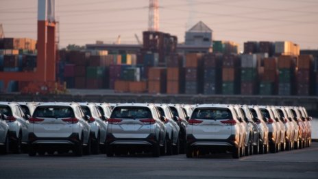 Производството и продажбите на Toyota се свиват през октомври