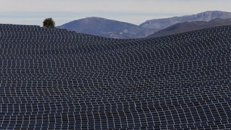 Китайски учени разработват слънчеви батерии за дъждовно време