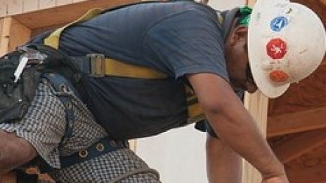 Строителната активност във Великобритания се свива за осми пореден месец