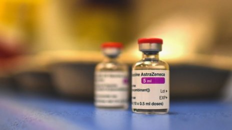 България не се отказва от ваксината на AstraZeneca за хора над 65 г. засега