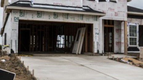 Строителните компании в САЩ спират да приемат поръчки на нажежения пазар