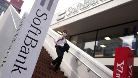 Компанията майка на телекома SoftBank сви дела си в него