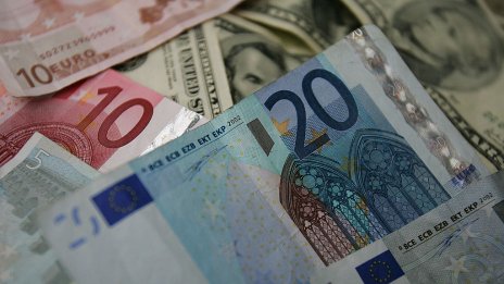 Еврото се готви за най-голямото си седмично поевтиняване спрямо долара от месеци