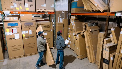 Активността в сферата на услугите в САЩ се свива за първи път от почти една година