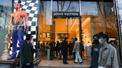Louis Vuitton вдига цените си заради производствените разходи