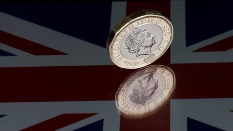 Паундът удължава загубите вследствие на атентата