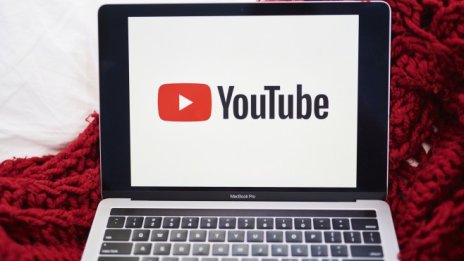 YouTube ограничава най-известния си рекламен елемент