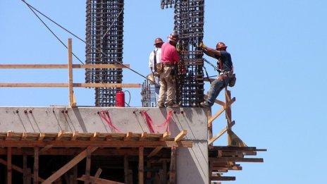 Спадът в строителството се забавя през февруари