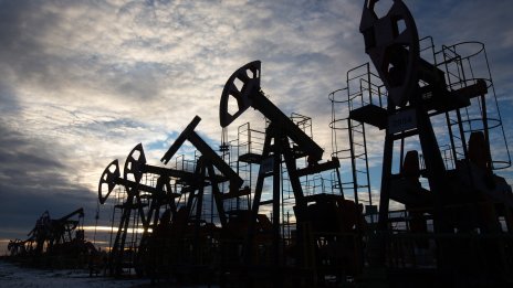 Цената на петрола се стабилизира с мирния план за Газа и данните за запасите в САЩ*