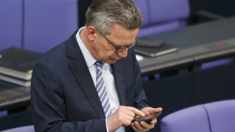 Германия - по-малко новодошли бежанци, повече молби за убежище