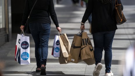 Потребителските разходи в САЩ губят инерция, отразявайки помрачените перспективи