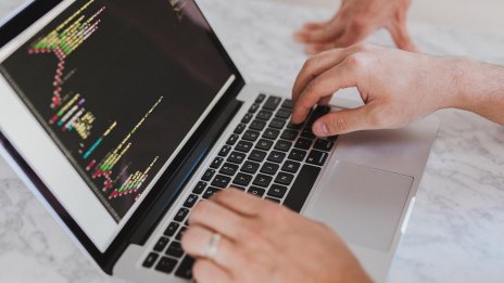 Изместените от изкуствен интелект служители по-трудно намират нова работа