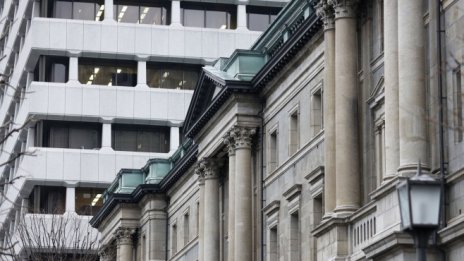 Поевтинялата йена може да промени плановете на Японската централна банка