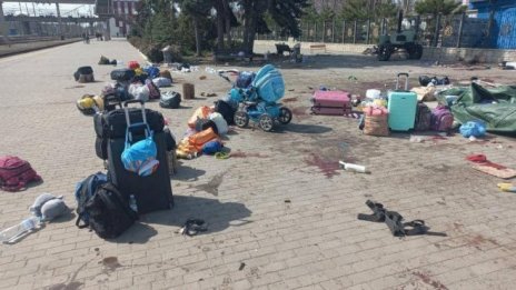 Украйна съобщи за десетки убити цивилни при руска атака срещу ЖП гара
