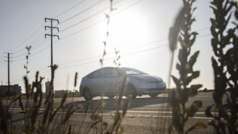 Хибридите тихомълком изпреварват електрическите коли по темп на продажби