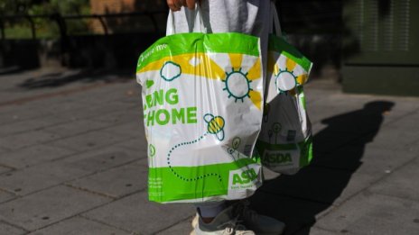 Продажбите на британските супермаркети нарастват с над 10% през ноември