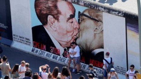 30 години по-късно Берлинската стена "оживява" в паркове и върху сувенири