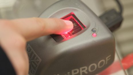 Нови съмнения около задължителната пръстова идентификация