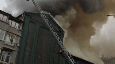 Пламна бившето кино "Възраждане" в София, пожарът е овладян