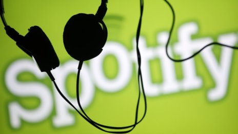 Битката между Apple и Spotify постави музикантите между чука и наковалнята