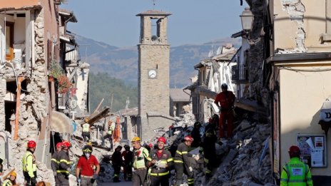 Кметът на Аматриче обеща дървени къщи за всички пострадали от земетресението