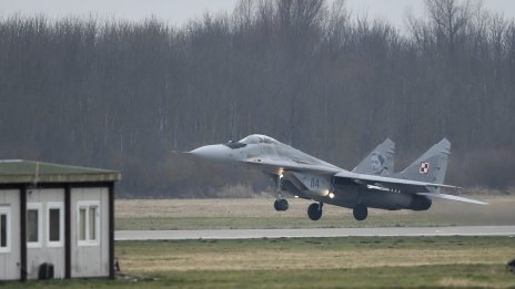 Лондон предлага на партньори от НАТО размяна на изтребители за Украйна