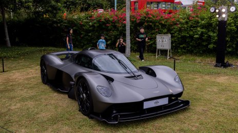 Aston Martin овладява годишната загуба, подкрепен от рекордно високите цени на колите