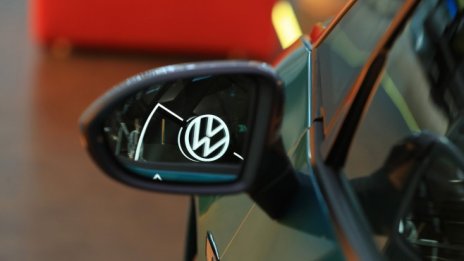 VW развлича своите блокирани служители в Шанхай с филми и кардио упражнения