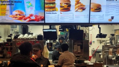 Служители заведоха дело срещу McDonald&rsquo;s заради насилие на работото място
