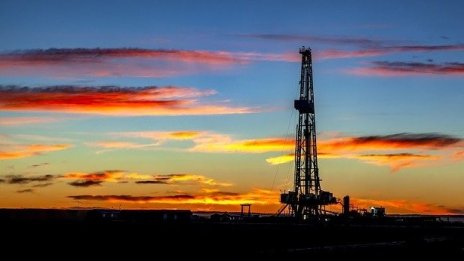 Мащабен пожар в рафинерия на Exxon застрашава петролните пазари