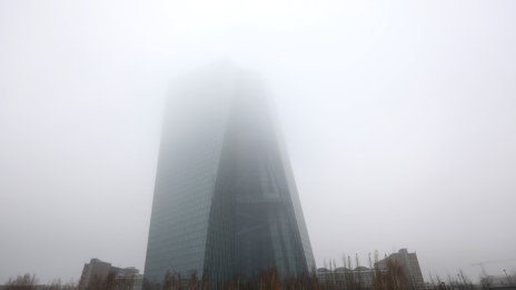 Централните банки се движат бавно през мъглата на търговските войни на Тръмп