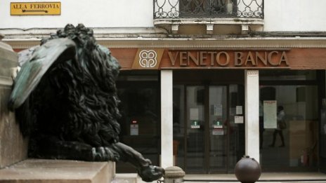 Спасяването на двете италиански банки е удар по надеждността на регулаторите в ЕС