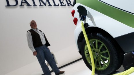 Mercedes проучва безжично презареждане на електрическите си автомобили